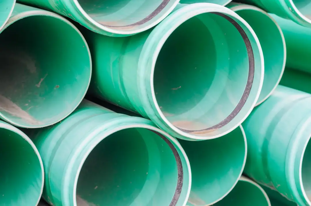 Jakie są różnice między rurami żeliwnymi a plastikowymi?