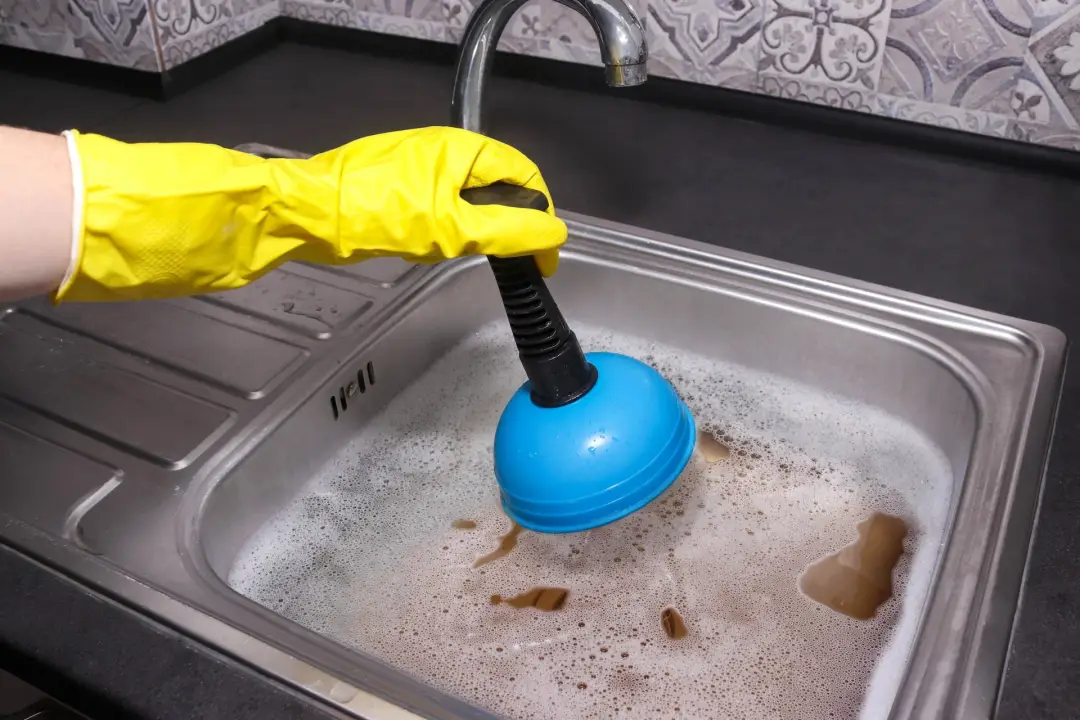 Jak zapobiegać zatorom w kuchennych zlewach?